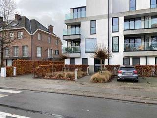 Staanplaats auto, moto, bakfiets, longtail...Ligging; achter residentie Lux, Mijlebekelaan 44, Aalst.Vlakbij O.L.V. ziekenhuis, scholen,...Veilig:...