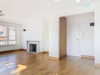 Tél : 0456 87 27 16 / E-mail : juliana.t@weinvest.be<br /><br />WOLUWE - À deux pas de la place Dumont, idéalement situé non loin de tous les commerces et transports, We Invest vous propose en exclusivité ce lumineux appartement 2Ch de 81m2 <br /><br />Le bien se compose d'un hall d'entrée avec vestiaire, un grand séjour/salle à manger de +- 29m2 orienté Ouest, une cuisine ouverte full équipée, un espace buanderie, un WC séparé, deux chambres de +-7m2 et +- 12m2, une salle de bain (baignoire et douche) et d'une cave<br /><br />Garage box obligatoire : 150€<br />Charge communes: 230€ (eau chaude, froide, chauffage privative et communs)<br /><br />PEB : E <br />Durée : 9 ans <br /><br />À visiter sans tarder ! <span>Pour plus de biens en exclusivité, visitez www.weinvest.be !</span>