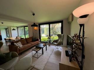 <p><strong>Ruim gerenoveerd gelijkvloers appartement met 2 slaapkamers en tuin.</strong></p>
<p>Dit ruime gelijkvloers appartement werd recent volledig gerenoveerd.</p>
<p>Via de inkomhal kom je in een gezellige en lichtrijke woonkamer met uitzicht op een aangename binnentuin. In de hal bevindt zich tevens een apart gastentoilet.</p>
<p>Op het gelijkvloers is er een moderne badkamer met inloopdouche, toilet en een dubbele lavabo in een stijlvol meubel. Verder vind je hier ook een ruime slaapkamer.</p>
<p>De ingerichte keuken is voorzien van kwalitatieve toestellen, waaronder een inductiekookplaat van Smeg, een combi-oven, koelkast en vaatwasser. Daarnaast is er een aparte wasplaats.</p>
<p>Op de bovenverdieping bevindt zich een tweede slaapkamer en een extra badkamer met ligbad en lavabo.</p>
<p><strong>De verwarming is met caloriemeters, deze zal maandelijks verrekend worden en moeten worden bijbetaald door de huurder. De afrekening zal 1 keer per jaar worden opgemaakt en verrekend met de huurder.<br /><br /></strong>Bijzonderheden:<strong><br /></strong>Het maandelijkse bedrag bedraagt : €230<br />Beschikbaarheid: 1/06/2026<br />EPC: C-label</p>