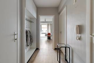 Zoekt u een ruim appartement op een uitstekende centrale locatie? Dit appartement op de derde verdieping biedt een prachtig uitzicht op de Sint-Amandskerk en het vernieuwde De Coninckplein. Dankzij de royale ruimtes en sterke ligging vormt dit de ideale basis om helemaal naar uw eigen smaak in te richten.<br /><br /><strong>Ligging:</strong> Het appartement geniet van een rustige, maar tegelijk zeer centrale ligging in het hart van de stad. Vanuit de woonruimte kijkt u uit op de Sint-Amandskerk en het vernieuwde De Coninckplein. Winkels, gezellige horecazaken en openbaar vervoer bevinden zich op korte wandelafstand, waardoor u dagelijks geniet van alle voordelen van comfortabel stadsleven.<br /><br /><strong>Indeling van het appartement:</strong> <br />U komt het appartement binnen via een inkomhal die uitgeeft op de ruime woonkamer. De aparte keuken is uitgerust met een kookvuur, dampkap, oven en spoeltafel. Verder zijn er twee slaapkamers, een badkamer met lavabomeubel en bad, en een afzonderlijk gastentoilet. <br /><br /><strong>Technische eigenschappen:</strong>
<ul>
<li>Centrale verwarming op aardgas.</li>
<li>Elektriciteit niet conform.</li>
<li>Gunstige EPC-Label B.</li>
<li>Lift aanwezig. </li>
</ul>
<strong>Extra troeven:</strong>
<ul>
<li>Centrale ligging dichtbij het stadscentrum en het Deconinckplein </li>
<li>Voldoende potentieel om te renoveren naar eigen smaak.</li>
<li>Goede bereikbaarheid. </li>
<li>Het appartement is zeer geschikt als investeringseigendom, maar uiteraard ook voor eigen bewoning.</li>
</ul>
<strong>Interesse? </strong>Neem contact op met ons kantoor voor meer informatie of plan een vrijblijvend bezoek aan het appartement. Bel ons op T. 051|201.400 en ontdek de mogelijkheden die dit appartement te bieden heeft.