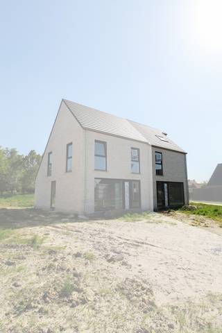 In het rustige Meulebeke in een kindvriendelijk buurt bouwt Hectaar deze twee hedendaagse halfopen bebouwingen met zuid-gerichte tuin. Deze woningen zijn gelegen op een beugscheut van het centrum van Meulebeke en vlakbij invalswegen richting Tielt, Ingelmunster, Dentergem,... <br />Deze nieuwbouwwoning is voorzien van 2 volwaardige slaapkamers op de eerste verdieping en een 3de slaapkamer op zolder, lichtrijke leefruimte met open keuken en volledig uitgeruste badkamer. Er wordt een prefab garageboxen voorzien in de prijs. (foto's referentie voorgaande woningen). 
<ul>
	<li>Kindvriendelijke en rustige woonbeurt;</li>
	<li>Energiezuinige woning; </li>
	<li><strong>100% vermindering op de onroerende voorheffing gedurende 5 jaar! </strong></li>
	<li>Vloerverwarming op het gelijkvloers</li>
	<li>Overschakeling naar warmtepomp mogelijk tot einde ruwbouw</li>
	<li>2 ruime slaapkamers op de eerste verdieping, 3de slaapkamer en extra berging op zolder. </li>
	<li>Losstaande garagebox inbegrepen in de prijs</li>
</ul>
Aarzel zeker niet om contact op te nemen bij vragen of verdere interesse. <br /> 