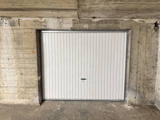 <p><span>Op een uitstekende en strategische locatie in Willebroek, vlak bij de <strong>A12</strong> en belangrijke invalswegen, bevindt zich deze ruime <strong>inpandige garagebox</strong> in Residentie Talmar II.</span></p><p><span>De garage biedt voldoende ruimte voor het veilig parkeren van een wagen en/of het opbergen van extra materiaal. Dankzij de inpandige ligging staat uw voertuig bovendien beschut tegen weersinvloeden. De garage wordt extra beveiligd door de <strong>gemeenschappelijke afgesloten inrijpoort</strong>, wat zorgt voor een veilige en afgesloten omgeving.</span></p><p><br /><span>Afmetingen:</span><br /><span>- Lengte: 6m</span><br /><span>- Breedte: 4m</span></p><p><span>Een ideale oplossing voor wie op zoek is naar een <strong>veilige, ruime en goed gelegen garagebox</strong> in Willebroek.</span></p>