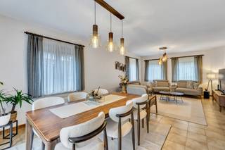 <p>Voor meer info of een bezoek, bel 053 59 49 31 - Deze <strong>instapklare halfopen bebouwing</strong> is gelegen in een zeer rustige buurt te <strong>Aalst</strong>. Dankzij de gunstige ligging geniet de woning niet alleen van rust, maar bevinden winkels, scholen en openbaar vervoer zich in de onmiddellijke nabijheid. Bovendien is de uitvalsweg naar de E40 vlot bereikbaar. Op het gelijkvloers omvat de woning een inkomhal met gastentoilet, <strong>een ruime en lichtrijke leefruimte met eetplaats</strong>, en <strong>een volledig geïnstalleerde keuken</strong> die aansluit op de berging/wasplaats. Verder is er <strong>een ruime garage met automatische poort</strong>, die plaats biedt voor het parkeren van een voertuig en het opbergen van fietsen en andere materialen. Buiten beschikt de woning over een oprit en <strong>een gezellig aangelegde tuin met oostgericht terras</strong>. Door de gunstige oriëntatie van de woning geniet men hier de volledige dag van zonlicht. Op de eerste verdieping bevindt zich een ruime badkamer, uitgerust met alle comfort: een bad, douche, dubbele lavabo en toilet. Daarnaast zijn er <strong>drie ruime slaapkamers</strong>, waarvan de master bedroom beschikt over een dressing/berging. Via een uitvouwbare trap is <strong>de zolderverdieping</strong> bereikbaar. Deze ruimte biedt tal van mogelijkheden, zoals het creëren van een extra slaapkamer, bureau, hobbyruimte of bijkomende stockage. <strong>Mogelijkheid tot overname van roerende goederen</strong> – <strong>EPC B</strong> – <strong>Asbestveilig</strong></p>