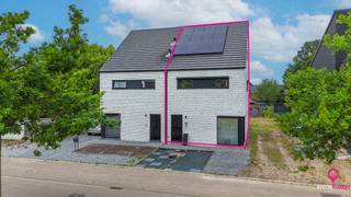 Bij ImmoFusion 7/7 “open huis” : klik op onze 3D-TOUR. Ervaar vastgoed alsof je er zelf doorloopt!<br /><br />Welkom in de Pastoor Douvenstraat 12 in Heusden-Zolder, waar deze halfopen nieuwbouwwoning je meteen verrast met haar ruimte, licht en afwerking. Bij het binnenkomen kom je in de inkomhal en gastentoilet uit. Indien je verder gaat kom je meteen in een grote open leefruimte, die dankzij de vele grote ramen baadt in natuurlijk daglicht. De verbinding tussen binnen en buiten is hier bijna naadloos, wat zorgt voor een aangenaam gevoel van openheid en rust.<br /><br /><br />Centraal in de leefruimte vind je de moderne keuken, volledig uitgerust en voorzien van een stijlvol kookeiland met zitplaatsen. Hier kook je niet alleen met zicht op de tuin, maar geniet je ook van alle comfort dankzij een ingebouwde vaatwasser, spoelbak met kraan, inductievuur, oven, microgolf en koelkast. De keuken geeft uit op de onderhoudsvriendelijke tuin, waar een verhard terras je uitnodigt om buiten te genieten. Achter de keuken bevindt zich een ruime berging, ideaal voor extra opslagruimte of het plaatsen van een tweede koelkast of diepvriezer.<br /><br /><br />Via de trap bereik je de bovenverdieping, waar je drie slaapkamers terugvindt. De master bedroom is royaal van formaat, terwijl de andere kamers perfect dienst kunnen doen als kinderkamers, logeerkamer of bureau. De badkamer straalt klasse en rust uit met haar doffe grijze natuursteen, een ruime inloopdouche en een dubbel lavabomeubel met een aparte hem- en haarzijde. Op de zolderverdieping, die reeds is ingericht, kan eenvoudig een vierde slaapkamer worden afgewerkt.<br /><br /><br />Dankzij de zonnepanelen en het uitstekende EPC-label A woon je hier bovendien energiezuinig, zonder in te boeten aan comfort. De ligging is een bijkomende troef: rustig, maar met een uitstekende verbinding naar de autosnelweg en op wandelafstand van het groene Domein Bovy en de vijvers van Terlaemen.<br /><br /><br />Pluspunten:<br />– Halfopen nieuwbouw<br />– Zonnepanelen en EPC-label A<br />– Grote, lichtrijke leefruimte<br />– Volledig uitgeruste keuken met kookeiland<br />– Onderhoudsvriendelijke tuin met terras<br />– 3 slaapkamers + afgewerkte zolderruimte<br />– Badkamer met hoogwaardige afwerking<br />– Nabij natuur en autosnelweg<br /><br />Voor een bezichtiging of meer informatie, bel ons op 078/78.78.70 of spring gerust eens binnen in ons kantoor – je bent altijd welkom!