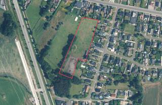 Volledig voor paarden uitgeruste weide met paardenstalling te koop te Eeklo.Oppervlakte : 1 ha 03 are 52 caVergunde paardenstal (bouwjaar 2006) van...