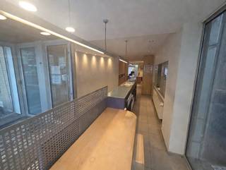 Op een goeie locatie in het centrum van Koksijde vindt u dit veelzijdige handelspand met tal van mogelijkheden. De commerciële ruimte geniet van...