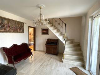 In een rustige en gegeerde woonomgeving in Herent, aan de Heuvellaan, bevindt zich deze charmante vrijstaande villa met een statige uitstraling...