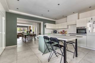 Hedendaagse instapklare 3-gevelwoning met grote tuin, overdekt terras en vijver. Op zoek naar een woning die rust en groen combineert met een...