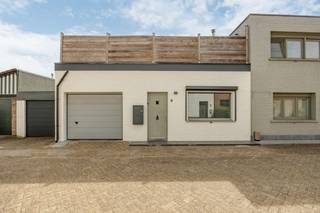 <strong>Charmante woning met 4 slaapkamers en inpandige garage gelegen in een doodlopende straat op wandelafstand van het centrum van Oud-Turnhout! Elektriciteit conform, EPC 311 kWh/m². </strong><br /><br /><strong>Ligging</strong>: de woning bevindt zich in een doodlopende straat, op wandelafstand van het centrum van Oud-Turnhout en met een vlotte verbinding naar de E34! <br /><br /><strong>Indeling</strong>: +0: inkomhal - woonkamer - keuken - wasplaats - douchekamer - inpandige garage. +1: 3 slaapkamers - badkamer - terras. +2: afgewerkte zolder/slaapkamer. <br /><br /><strong>Omschrijving</strong>: via de inkomhal lopen we binnen in de lichtrijke woonkamer dewelke voorzien is van een gezellige pelletkachel. De keuken is uitgerust met een oven, microgolf, elektrisch vuur met dampkap en een dubbele spoelbak. Aansluitend komen we in de wasplaats die dankzij haar oppervlakte nog op verschillende manieren ingevuld kan worden, denk maar aan een hobbykamer, bureauruimte, ... Hier is ook een aparte douchekamer met toiletje voorzien. Ook geeft de wasplaats rechtstreekse toegang naar de ruime inpandige garage. Achteraan komen we in de zuid georiënteerde, volledig omheinde tuin. Deze is uiterst onderhoudsvriendelijk ingericht en beschikt ook over een afdak. <br /><br />Op de eerste verdieping komen we bij de drie slaapkamers met groottes van respectievelijk 8 m², 8 m² en 10 m². De badkamer is uitgerust met een ligbad, lavabo en een toilet. Via één van de slaapkamers kunnen we ook het terras van maar liefst 40 m². Hier is het heerlijk vertoeven in de ochtendzon! <br /><br />De zolder werd door de huidige eigenaar reeds afgewerkt en kan dus ook gebruikt worden als extra slaapkamer of opslagruimte! <br /><br /><strong>Bijzondere informatieplicht</strong>: in aanvraag.