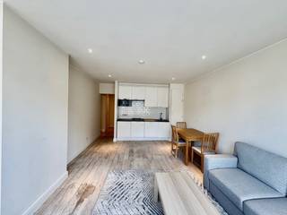 Wilt u wonen in het historisch gedeelde van onze prachtige Stad Antwerpen? <br />Dan is dit appartement echt iets voor u! <br /><br />Een leuk, lichtrijk appartement met 1 slaapkamer. Gelegen nabij de Meir, Groenplaats, openbaar vervoer, winkels, restaurants en nog veel meer!<br /><br />Het appartement, gelegen op de 4de verdieping beschikt over een mooie leefruimte met open geïnstalleerde keuken. Verder vindt u een gezellige slaapkamer met ligbad en aansluitend de badkamer.<br /><br />Via de trap naar boven bereikt u de lichtrijke slaapruimte.<br /><br />Huurprijs €995-/maand + gemeenschappelijke provisie kosten €150,-/ maand.<br /><br />Nutsvoorzieningen zijn individueel. <br /><br />Onmiddellijk beschikbaar!<br /><br />Maak snel een afspraak voor een bezoek ter plaatse!<br />U kan ons contacteren op 03 203 02 02 of immo@sidimex.be