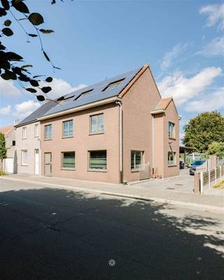 <p><span>DESTELBERGEN - Ben je op zoek naar een instapklare woning nabij centrum Destelbergen? </span></p><p><span>Dan is deze woning misschien iets voor u.</span></p><p><span>De belangrijkste troeven in een notendop:</span></p><ul><li><span>Mogelijkheid tot het bouwen van een ruime garage op de perceelsgrens (hobbyruimte, opslagruimte, ...)</span></li><li><span>3 slaapkamers met mogelijkheid voor een vierde kamer</span></li><li><span>Gunstig EPC</span></li><li><span>Volledig ingerichte verdieping onder het dak</span></li><li><span>Vlotte verbinding met invalswegen</span></li><li><span>24 zonnepanelen met certificaten en batterij</span></li></ul><p><span> </span></p><p><span>Zo ziet het gelijkvloers er uit:</span></p><p><span>De woning beschikt op de benedenverdieping over een inkomhal met apart toilet. Aansluitend bevindt zich de leefruimte met een gezellige zithoek en een eetgedeelte. De keuken is praktisch ingericht en voorzien van een extra eettafel. Verder is er een handige berging en een inpandige garage en carport.</span></p><p><span>Zo ziet het 1e verdiep er uit:</span></p><p><span>Op de eerste verdieping vindt u een badkamer met ligbad en douche, één slaapkamer en een tweede ruime slaapkamer. Op de bovenste verdieping bevindt zich nog een grote kamer, een bureauruimte en bijkomende zolderruimte.</span></p><p><span> </span></p><p><span>Belangrijk:</span></p><p><span>EPC: 160 kWh/m² jaar</span></p><p><span>Richtprijs: 595.000 euro</span></p><p><span> </span></p>