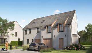 We bouwen deze nieuwe woning in Asse, Den Hul. Je woont er in een rustige, doodlopende straat op wandelafstand van het centrum met winkels, scholen en openbaar vervoer. Via de E40 geniet je van een goede verbinding. Bovendien woon je hier op slechts 30 minuten van Brussel. Deze charmante, halfopen nieuwbouwwoning beschikt over: een inkomhal, een toilet, een ruime woon- en eetkamer met aansluitend een -naar eigen keuze ingerichte- open keuken, een inpandige garage en een mooie tuin. Op de verdieping bevinden zich: 3 slaapkamers, een functionele badkamer, een bureauruimte, een afzonderlijk toilet en een zolder. Je kiest zelf de afwerkingsmaterialen voor keuken, badkamer, vloeren en binnendeuren. Zo kan je jouw nieuwe woning volledig inrichten volgens jouw smaak. Het gebruik van een warmtepomp, in combinatie met vloerverwarming en zonnepanelen zorgt ervoor dat jouw toekomstige energiefactuur onder controle blijft (E10).