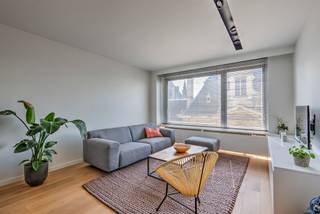 Ontdek dit lichtrijke éénslaapkamerappartement van ca. 80 m², gelegen op de vijfde verdieping van een uitstekend onderhouden gebouw. Gelegen op...