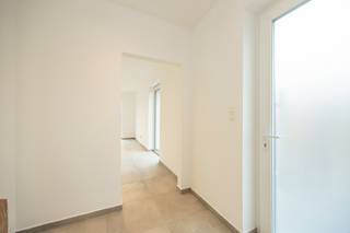 VERKOOP ONDER REGISTRATIERECHTEN!GELIJKVLOERSInkomhal 4,5 m2 op tegel met ingebouwde kasten. Lichtrijke leefruimte 60,5 m2 op tegel. Open keuken op...