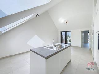 <p>Ontdek dit tweeslaapkamerappartement gelegen in het project Mench, een nieuw residentieel geheel dat hedendaagse architectuur combineert met een groene omgeving. Georganiseerd rond een ruime gemeenschappelijke tuin, biedt het een rustige leefomgeving in het hart van de stad.</p>
<p>Het appartement beschikt over een ruime, lichtrijke woonkamer met een open, volledig uitgeruste keuken, wat zorgt voor een gezellige leefruimte. De twee slaapkamers bieden comfortabele oppervlaktes, ideaal voor een gezin, een koppel of co-living. Een privatief terras verlengt op aangename wijze de binnenruimte.</p>
<p>In de onmiddellijke nabijheid van openbaar vervoer, winkels en hoofdwegen vormt dit pand een ideale opportuniteit die comfort en praktisch gemak combineert.</p>
<p>De technische uitrusting garandeert optimaal comfort: uitstekende energieprestatie met een EPC A, warmtepomp, zonnepanelen, ventilatiesysteem met dubbele flux, vloerverwarming, kwaliteitsvolle materialen en verzorgde afwerkingen. Lage provisies. Onmiddellijk beschikbaar. Mogelijkheid om een parkeerplaats te huren tegen meerprijs (met of zonder laadpaal). Oppervlaktes worden ter indicatie opgegeven.<br /><br /><span>Indeling</span> : </p>
<ul>
<li>Entreehal</li>
<li>Bergruimte</li>
<li>Toilet</li>
<li>Woonkamer met volledig ingerichte open keuken</li>
<li>Slaapgedeelte</li>
<li>Slaapkamer 1</li>
<li>Slaapkamer 2</li>
<li>Doucheruimte</li>
<li>Terras</li>
</ul>
<p><br /><br /></p>