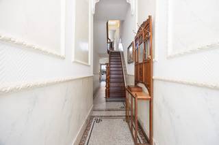 Boek reeds uw plaats voor de eerste bezoekdag op donderdag 16/4 via kevin@wellimmo.net<br /><br />Bekijk alvast de videotour, het gunstige EPC, de asbestinventaris en conforme elektriciteitskeuring, alsook het grondplan op de Wellimmo-site (‘documenten’)<br /><br />In een rustige, residentiële straat in Antwerpen-Zuid bieden wij deze prachtige herenwoning met zonnige stadstuin te koop aan. De statige woning, volledig instapklaar en boordevol authentieke details, bevindt zich op wandelafstand van winkels, scholen, het Hof van Leysen en tal van andere voorzieningen. Ook de invalswegen zijn vlot bereikbaar, waardoor u hier geniet van rust én uitstekende bereikbaarheid.<br /><br />De inkomhal op originele natuurstenen mozaïekvloer verwelkomt u in de ruime, lichtrijke leefruimte op parket. De achterliggende keuken is volledig geïnstalleerd en biedt een prachtig uitzicht op de privatieve stadstuin, een echte troef voor wie houdt van buitenruimte in de stad.<br />De woning beschikt over vier slaapkamers, een luxueuze badkamer met inloopdouche en een droge, praktische kelder/wasplaats.<br /><br />De woning is beschikbaar binnen +/-12 maanden, wat u de tijd geeft om uw verhuis of eventuele verkoop optimaal te organiseren. Bovendien gaat het om een opportuniteit die het wachten meer dan waard is.<br /><br />Troeven:<br />• Gunstige Mobiscore<br />• Rustige straat in een aantrekkelijke woonbuurt<br />• Zeer verzorgde, charmante gevel<br />• Uitstekende staat van onderhoud met behoud van authentieke elementen<br />• Prachtige stadstuin<br />• EPC-score: 217KW/m², EK conform en asbestveilig<br />• Laag KI<br />• Zonnepanelen, waterontharder, recente ketel, airco en gashaard aanwezig<br /><br />Bent u op zoek naar een woning met karakter en toekomstmogelijkheden in hartje Antwerpen? Neem dan zeker contact met ons op voor meer informatie of een bezoek via 03/225.00.68 of info@wellimmo.net<br /><br /><br /><br /> 