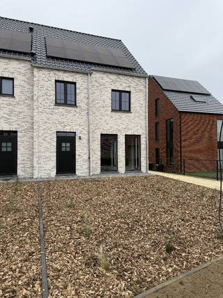Prachtige halfopen bebouwing met 4 slaapkamers en uniek uitzicht
Op zoek naar een moderne en instapklare woning met ruimte, comfort én een prachtig uitzicht? Deze stijlvolle halfopen bebouwing combineert hedendaags wooncomfort met een aangename, groene omgeving.
De woning omvat verder:
- 4 ruime slaapkamers
- Badkamer met ligbad én aparte douche
- 2 toiletten
- Volledig ingerichte keuken voorzien van alle toestellen
- Warmtepomp voor een energiezuinige verwarming
- Vloerverwarming op het gelijkvloers
- Wachtkabel voor een laadpaal reeds voorzien
- Aangename tuin met een adembenemend mooi en weids uitzicht
De combinatie van energiezuinige technieken, comfortabele leefruimtes en de prachtige ligging maakt deze woning bijzonder aantrekkelijk voor zowel gezinnen als wie op zoek is naar een moderne, toekomstgerichte thuis.
Een woning met ruimte, comfort en een uitzicht om elke dag van te genieten.