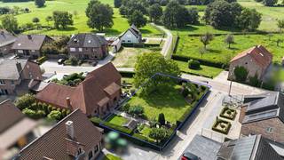 Prachtig hoekperceel voor open bebouwing in Bilzen<br /><br />Ben je op zoek naar een ideale plek om jouw droomhuis te bouwen? Zoek niet verder! Dit prachtige hoekperceel gelegen aan Heesveld, Bilzen biedt alles wat je nodig hebt.<br />Met een totale oppervlakte van 5a15ca (515 m²), een perceelbreedte van 18,43 meter en een diepte van 30 meter, biedt dit bouwperceel alle ruimte om jouw woonplannen werkelijkheid te maken.<br /><br />Het perceel is gelegen in een rustige, landelijke omgeving aan de rand van Bilzen. Hier geniet je dagelijks van de rust en het groen, terwijl je toch dicht bij alle nodige voorzieningen bent. Winkels, scholen en sportfaciliteiten bevinden zich op korte afstand, net als tal van mooie wandel- en fietsroutes voor wie graag van de natuur geniet.<br /><br />Het perceel is uitstekend bereikbaar dankzij de nabijheid van belangrijke autosnelwegen. De E313 en E314 liggen op korte afstand, waardoor steden als Hasselt, Genk, en Maastricht snel te bereiken zijn. Dit maakt het perceel niet alleen ideaal voor gezinnen, maar ook voor forensen die dagelijks naar het werk moeten reizen.<br /><br />|VERKAVELINGSVOORSCHRIFTEN|
<ul>
<li>Bouwdiepte gelijkvloers: maximaal 15,45 meter</li>
<li>Bouwdiepte verdieping: maximaal 12 meter</li>
<li>Bouwdiepte voorkant straat: 9,70 meter</li>
<li>Maximale bouwlagen: 2</li>
<li>Zowel hellende als platte daken zijn toegestaan</li>
<li>Geen ondergrondse garage toegestaan</li>
</ul>
<br />|TROEVEN|
<ul>
<li>Ideale ligging in een rustige, landelijke omgeving</li>
<li>Ruime bouwmogelijkheden</li>
<li>Goede toegankelijkheid naar autosnelwegen</li>
<li>Voldoende oppervlakte voor een ruime woning</li>
<li>Fantastische buren!</li>
</ul>
<br />Ben je geïnteresseerd en wil je meer weten? Aarzel niet en neem contact met ons op. Bel ons op 089 23 44 22 of stuur een e-mail naar info@immoverslegers.be. Wij helpen je graag verder, Tot snel!<br />