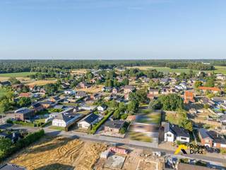 <p>In de rustige De Vreedestraat, aan de rand van het dorpscentrum van Hechtel, te midden van de Noord Limburgse bossen vindt u deze nieuwe kans in ons aanbod. U snoept hier als het ware van 2 walletjes: aan de ene kant de rustige bosrijke Limburgse Kempen en aan de andere kant het centrum van Hechtel, met haar scholen, horeca, winkels en sportmogelijkheden. Vanuit Hechtel bent u bovendien snel bij de grote verbindingswegen naar Hasselt of Eindhoven, en ook de oprit naar de E314 is op een kwartier bereikbaar.<br /><br />De woning is vrijstaand op een ruim perceel van 12a met veel privacy. Het interieur is smetteloos onderhouden en heeft reeds een aantal vernieuwingen ondergaan: zo is er dit jaar nog een nieuwe badkamer geplaatst en is er enkele jaren geleden een nieuwe keuken geïnstalleerd. Ook recent is er een nieuwe laag roofing op het platte dak voorzien. Eveneens is er recent een airco-installatie geplaatst.<br /><br />Verder heeft het huis een praktische indeling, is er een voorraadkelder een aparte garage en beschikt u over 2 (mogelijks 3) slaapkamers.<br /><br />De gelijkvloerse indeling maakt levenslang wonen mogelijk, al kan het geheel eveneens dienst doen als vakantiewoning of als starterswoning.<br /><br />INDELING:<br /><br />Gelijkvloers (±145m²):<br />- Inkomhal<br />- Woonkamer<br />- Keuken<br />- Bureel<br />- Wasplaats<br />- Toilet<br />- Badkamer<br />- Slaapkamer 1<br />- Slaapkamer 2<br />- Veranda<br />- Garage<br /><br />Kelder (±20m²):<br />- Voorraadkelder<br /><br />PRO:<br />- Ruim perceel met veel privacy<br />- Tip top onderhouden gelijkvloerse woning<br />- Prachtige ligging in een rustige buurt met veel groen<br />- Hechtel centrum op wandel- dan wel fietsafstand<br />- Nederland, Hasselt en de E314 vlot bereikbaar<br /><br />Stedenbouwkundige inlichtingen in aanvraag.</p>