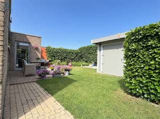 <p><span>Instapklare woning vlakbij de invalswegen, in de buurt van de winkels, ziekenhuis, scholen en openbaar vervoer.</span></p><p><span>Indeling</span></p><p><span>De woning heeft een oprit met garage en bijkomende staanplaats. De inkomhal geeft toegang tot een apart toilet, de living met eetplaats en de vernieuwde keuken. Achteraan geniet u van een ruime veranda die uitgeeft op een verzorgd terras en een gezellige tuin met ruim tuinhuis.</span></p><p><span>Op de eerste verdieping treft u de nachthal, drie slaapkamers en een volledig vernieuwde badkamer met inloopdouche, lavabo en toilet. De bergzolder biedt bijkomende opbergruimte.</span></p><p><span>Troeven</span></p><ul><li><span>Instapklaar en veel vernieuwd: ramen (2012), CV op gas (2018), badkamer (2017), keuken (2006)</span></li><li><span>Garage + extra staanplaats en oprit</span></li><li><span>Ruime veranda en gezellige tuin</span></li><li><span>Centrale ligging: winkels, invalswegen en openbaar vervoer binnen handbereik</span></li><li><span>EPC C zuinig en energetisch verantwoord</span></li><li><span> </span></li></ul><p><span>Interesse of een bezoek inplannen? Reageer op deze advertentie en wij contacteren u om een afspraak in te plannen.</span></p>