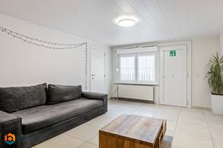 In het centrum van Putte bevindt zich deze gerenoveerde rijwoning met 1 slaapkamer en inpandige garage. U bevindt zich hier op wandelafstand van winkels, eet-en drankgelegenheden en scholen. <br /><br />We betreden de woning via de leefruimte, waar een gezellige zithoek kan ingericht worden. Via de traphal naar de eerste verdieping komen we bij de aparte toilet en de eetkamer. Aanpalend aan de eetkamer bevindt zich de keuken, voorzien van de voornaamste toestellen alsook een dakraam voor extra natuurlijke lichtinval. Verder vinden we op de eerste verdieping de ruime slaapkamer met ensuite badkamer, voorzien van een inloopdouche, lavabo en aparte bergruimte met legplanken. <br /><br />De woning beschikt over een ruime inpandige garage met sectionaalpoort.<br /><br />Momenteel wordt de woning verhuurd. <br /><br />Dit is een uitstekende opportuniteit als u op zoek bent naar een instapklare woning met 1 slaapkamer en inpandige garage in het centrum van Putte. Contacteer ons voor meer informatie op 0472 82 80 66 of neem een kijkje op www.boonstravastgoed.be. <br /><br />Bijzonderheden: <br />- Gerenoveerd<br />- Centrale ligging<br />- Inpandige garage