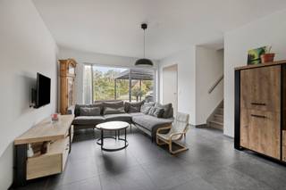 <p>Recente en instapklare woning (bouwjaar 2019) gelegen in het rustige en vlot bereikbare Bekkevoort. Deze eigentijdse woning beschikt over drie volwaardige slaapkamers en een moderne badkamer, ideaal voor gezinnen of koppels die op zoek zijn naar comfort en ruimte.</p>
<p>De woning is energiezuinig met een gunstig EPC-label E1 (bijna energieneutraal) en voorzien van zonnepanelen. Verwarming gebeurt via een centrale verwarming op gas, met vloerverwarming op de gelijkvloerse verdieping voor extra wooncomfort.</p>
<p>Op het gelijkvloers geniet u van een lichtrijke leefruimte met directe toegang tot het terras en het gezellige tuintje, perfect om te ontspannen of gasten te ontvangen. Buiten beschikt de woning over een dubbele oprit met carport, wat zorgt voor voldoende parkeergelegenheid.</p>
<p>De ligging is een absolute troef: nabij winkels, openbaar vervoer en met een vlotte verbinding naar de E314, waardoor u zich snel richting Leuven, Aarschot of Hasselt verplaatst.</p>
<p>Kortom, een ideale combinatie van modern wonen, energiezuinigheid en een uitstekende bereikbaarheid.</p>