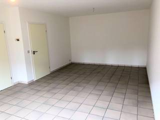 Dit appartement is gelegen op wandelafstand van winkels, scholen, openbaar vervoer en station. Indeling: inkomhal/nachthal, aparte toilet,...