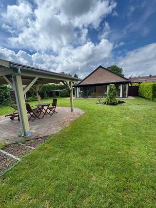 3-slaapkamer woning met garage in Muizen nabij Mechelen<br /><br />Open bebouwing - bew.opp. 153³m - 7.7 are - bouwjaar 1979<br /><br />Deze charmante woning met drie slaapkamers biedt een rustige ligging en een aangename woonomgeving in een residentiële wijk in een doodlopende straat. Op 10 minuten van de oprit van E19, winkels, lagere school en natuurgebied. De woning is voorzien van een garage en een oprit, wat zorgt voor voldoende parkeergelegenheid.<br /><br />Binnen treft u een lichte en ruime leefruimte aan, met aangrenzende veranda met zicht op de grote tuin. De keuken die uitkijkt op een buitenzithoek met vijvertje is pas gerenoveerd en functioneel ingericht. Met 3 slaapkamers op het gelijkvloers en de mogelijkheid van het maken van een 4e slaapkamer op zolder is dit een ideale gezinswoning. De badkamer is modern afgewerkt en voorzien van een inloopdouche.<br /><br />De woning beschikt over een grote aantrekkelijke tuin met overdekte zithoeken.