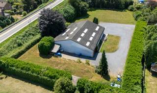 Veelzijdige eigendom gelegen aan de Elshoutstraat 25A in Drongen, op een uitstekende locatie vlak bij het centrum en met een vlotte verbinding naar de E40 en de R4.<br /><br />De eigendom bestaat uit een perceel van 5.554 m², volledig gelegen in woongebied, met daarop een magazijn van ongeveer 500 m². In het gebouw zijn bovendien kantoorruimtes en een woongedeelte aanwezig. Op de vrije ruimte kan bijgebouwd worden. <br /><br />Dankzij de centrale ligging en de ruime oppervlakte biedt deze eigendom tal van mogelijkheden voor wie wonen en werken wil combineren of op zoek is naar een ontwikkelingsproject, steeds onder voorbehoud van de geldende stedenbouwkundige voorschriften.<br /><br />Meer informatie of een bezoek plannen?<br />Neem contact op met Henry Van Tornhout via +32 474 13 37 93 of per e-mail: henry@kmovastgoed.be