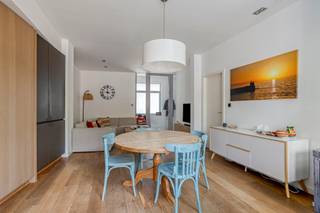 <p><strong>Te koop: Gesloten bebouwing op unieke locatie in het centrum van Mechelen, met prachtig zicht op het water.</strong></p>
<p>Deze instapklare woning combineert comfortabel wonen met een praktische indeling en een topligging in het hart van Mechelen. Met drie volwaardige slaapkamers en twee terrassen biedt deze woning alle troeven om uit te groeien tot uw ideale thuis. De aanwezige airconditioning zorgt bovendien het hele jaar door voor een aangenaam binnenklimaat, zowel tijdens warme zomerdagen als in de winter. Buiten geniet u van twee verzorgde terrassen, waarvan één met een prachtig zicht op het water, de ideale plek om in alle rust te ontspannen.</p>
<p><strong>Belangrijkste ruimtes:</strong></p>
<ul><li>Woonkamer met veel natuurlijke lichtinval en airconditioning</li><li>Modern uitgeruste keuken</li><li>Badkamer met inloopdouche en wastafel in badkamermeubel</li><li>Drie slaapkamers</li><li>Inkomhal</li><li>Berging</li><li>Twee terrassen</li></ul>
<p><strong>Troeven:</strong></p>
<ul><li>Instapklare woning met gunstig EPC</li><li>Unieke ligging aan het water, op wandelafstand van het centrum</li><li>Dicht bij winkels, scholen, openbaar vervoer en andere voorzieningen</li></ul>