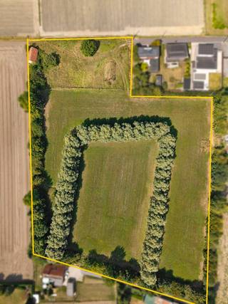 <p>Welkom op deze uitzonderlijke bouwgrond aan de Ardooisestraat in Kachtem, waar de mogelijkheden omringd zijn door rust en natuur. Met een indrukwekkende oppervlakte van maar liefst 23.230 vierkante meter biedt dit perceel een zee aan ruimte voor het realiseren van uw droomwoning. De aanwezigheid van een weids landschap en de genoemde privacy maken het tot een ideale locatie voor zij die willen ontsnappen aan de drukte van alledag.</p>

<p>Dit stuk grond is perfect voor de liefhebbers van vrijheid, waar u uw creativiteit kunt laten spreken. Of het nu gaat om een moderne villa of een rustieke woning, dit perceel biedt de ongekende mogelijkheid om volledig af te stemmen op uw persoonlijke wensen en levensstijl. Laat uw dromen uitkomen en geniet van de serene omgeving, waar iedere dag aanvoelt als een vakantie. Maak vandaag nog de eerste stap naar het verwezenlijken van uw woonidealen en ontdek de vele perspectieven die deze unieke locatie te bieden heeft.</p>