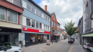 Vernieuwd duplex appartement met 2 slaapkamers, terras en fietsenberging en parkeerplaats op toplocatie in het centrum.<br />Het geheel werd afgewerkt met oog voor detail, is instapklaar en meteen beschikbaar.<br /><br />Omschrijving:<br />Gelijkvloers:<br />- gemeenschappelijke inkom met trap naar verdieping 1 en toegang tot berging<br />- opbergruimte / plaats voor fiets<br />- mogelijkheid tot gebruik achterliggende tuinzone<br /><br />Verdieping 1:<br />- inkomhal<br />- woonkamer met grote raampartij en bijhorende lichtinval<br />- keuken met kookplaat, afzuigkap, magnetron, heteluchtoven, afwasmachine<br />- badkamer met ruime inloopdouche, breed lavabomeubel, hangtoilet<br />- binnenkoer met toegang tot buitenberging<br />- trap naar verdieping 2<br /><br />Verdieping 2:<br />- nachthal<br />- zeer ruime tweepersoonskamer<br />- éénpersoonskamer<br /><br />Algemeen:<br />- perfect afgewerkt, volledig geschilderd: instapklaar!<br />- winkels, onderwijs en horeca op wandelafstand<br />- verwarming op aardgas<br />- energiezuinig<br />- parkeerplaats: 55 EUR/maand - verplicht bij te huren<br />- geen bijkomende vaste kosten (verbruikskosten ten laste van huurder)<br />