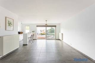 Bent u op zoek naar een instapklaar en verzorgd appartement op een centrale ligging in Aalst? Dan is dit appartement zeker een bezoek waard.<br /><br />EPC 91 kWh/m²jaar (Label A) / CV op aardgas / Dubbele beglazing / Elektriciteit conform / Lift aanwezig / Instapklaar en uitstekend onderhouden.<br /><br />Gelegen op de tweede verdieping van een verzorgd gebouw met lift, geniet u hier van alle comfort. Dankzij de gunstige ligging bevinden het bruisende stadscentrum, winkels, openbaar vervoer en het OLV Ziekenhuis zich op wandelafstand.<br /><br />Bij het binnenkomen wordt u verwelkomd in een lichtrijke leefruimte die naadloos overgaat in de moderne open keuken met aansluitende berging. De open indeling zorgt voor een ruimtelijk gevoel en maakt het appartement ideaal om gezellig te wonen en gasten te ontvangen.<br /><br />Verder beschikt het appartement over twee volwaardige slaapkamers, een verzorgde badkamer en een apart toilet. Ook een gemeenschappelijke fietsenberging is aanwezig.<br /><br />Het appartement verkeert in een uitstekende staat, waardoor u zonder zorgen meteen kunt verhuizen.<br /><br />Mogelijkheid tot aankoop van een afgesloten garagebox aan € 30.000.<br /><br />Op zoek naar een comfortabel, instapklaar appartement met lift op een uitstekende locatie? Maak dan snel een afspraak voor een bezoek.