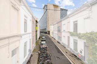 <p><strong>Te koop in Gent:<br /><br /></strong><strong>Volledig te renoveren woning op toplocatie nabij GUM & Plantentuin – unieke investeringskans!</strong></p>
<p>Op een boogscheut van het Gents Universiteitsmuseum (GUM) en de prachtige Plantentuin, bevindt zich deze te renoveren rijwoning met enorm potentieel. De woning ligt in een rustige straat op wandelafstand van diverse campussen, openbaar vervoer, winkels en het historische centrum. Een ideale ligging voor wie studerende kinderen heeft, verhuur of een eigen stedelijke thuisbasis.</p>
<p>Troeven</p>
<ul>
<li>Absolute A-locatie vlak bij GUM & Plantentuin</li>
<li>Tal van renovatie- en indelingsmogelijkheden</li>
<li>Perfect investeringspand</li>
<li>Compact stadsterras</li>
<li>Rustige buurt maar toch centraal</li>
</ul>
<p>Deze woning is ideaal voor wie op zoek is naar een project waar creativiteit en renovatiezin beloond worden. Met de juiste aanpak kan dit pand uitgroeien tot een echte parel in het hart van Gent.</p>
<p>Interesse?<br />Contacteer ons voor meer informatie op 0470/79 66 20 voor een bezoek ter plaatse en ontdek zelf de vele mogelijkheden van dit interessante renovatieproject!</p>
<p>De opgegeven informatie en oppervlaktes zijn informatief en niet bindend.</p>