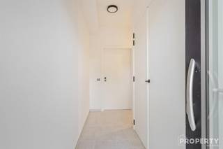 <p><span>Rustig wonen met groen en de Schelde vlakbij.</span></p><p><span>Dit gelijkvloerse nieuwbouwappartement combineert een rustige ligging met een vlotte verbinding naar de omliggende steden.</span></p><p><span>Via de inkomhal komt u binnen in de gezellige leefruimte met open, volledig ingerichte keuken en aansluitende berging. Het appartement beschikt verder over een ruime slaapkamer en een ingerichte badkamer met douche.</span></p><p><span>Aansluitend aan de woonkamer bevindt zich een aangenaam terras, een fijne plek om in alle rust van het buitenleven te genieten.</span></p><p><span>Wie extra ruimte wenst, kan optioneel een garage, parkeerplaats of berging bijkopen. Daarnaast is er een gemeenschappelijke fietsenberging voorzien.</span></p><p><span>Meer informatie of graag eens komen kijken? Bel gerust naar 0476 46 12 87.</span></p>