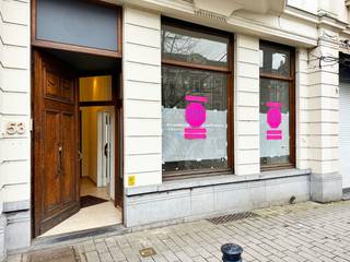 Voor meer informatie of een bezoek? 09 279 11 22 of info@centeroffice.be<br />Dit handelspand is gelegen in de prachtige Koningin Elisabethlaan van Gent. Aan het vernieuwde stationt Gent Sint-Pieters. Een brede beboomde laan met voor de winkels parkeermogelijkheden. Het pand zelf heeft een bruikbare vloeroppervlakte van 114m2 en een koer met berging.<br />EPC Label D<br />woongebieden met cultureel, historische en/of esthetische waarde, vergunning uitgereikt