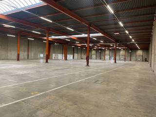 Discover this strategically located 3,400 sqm logistics space along Leuvensesteenweg in Zaventem. With a clear height of 7 metres, the building...