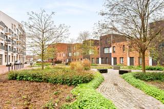 BENIEUWD? VRAAG EEN AFSPRAAK AAN VIA WWW. HILLEWAERE.BE EN KLIK OP DE RODE KNOP 'BEZOEK AANVRAGEN'.<br /><br />Deze recente, energiezuinige rijwoning bevindt zich op het rustige en kindvriendelijke woonerf Niefhout, aan de rand van de stad. Hier woon je in alle sereniteit, met een speeltuintje vlakbij én op wandelafstand van de Nieuwe Kaai, het station en het bruisende centrum.<br /><br />Bij het binnenkomen word je verwelkomd in een verzorgde inkomhal met vestiairemogelijkheid en een apart gastentoilet. De leefruimte is heerlijk licht en gezellig, met een open keuken die bijzonder ruim en praktisch is ingericht, met veel kastruimte en alle comfort zoals een inductiekookplaat, oven, microgolf, vaatwasser, koelkast en een ruime diepvriezer.<br /><br />Via het schuifraam kom je terecht in de zonnige, zuidgerichte tuin. Deze is onderhoudsvriendelijk aangelegd met kunstgras, maar straalt warmte en kleur uit dankzij de fleurige beplanting. Extra handig is het achterpoortje, ideaal voor fietsen, vuilbakken of tuinafval.<br /><br />Op de verdieping bevinden zich drie kamers: een ruime masterbedroom met kleine ingebouwde kast, een tweede volwaardige slaapkamer en een derde kleinere kamer die perfect kan dienen als dressing of bureau. Verder is er een moderne badkamer met douche en dubbele wastafel, én een apart toilet.<br /><br />Als extra troef beschikt de woning over een ondergrondse autostaanplaats (nr. 16) en een gemeenschappelijke fietsenberging. De ondergrondse verdieping is vlot bereikbaar via lift en trap.<br /><br />Kortom: een zonnige, instapklare en charmante stadswoning!<br /><br />Bijzonderheden:<br />- Onmiddellijk beschikbaar<br />- Servicekosten: 50 € per maand <br />- Rolluiken over gans de woning<br />- centraal gelegen<br />- ondergronds systeem op het woonerf voor afval (muv GFT)<br />- verwarming via warmtenet (collectief ondergronds verwarmingssyteem)<br />- speeltuintje aanwezig op woonerf<br />- EPC-label: A<br />- conforme elektrische keuring<br />- Regenwaterput