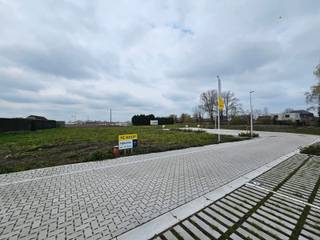 Ontdek deze bouwgrond in Handzame, deelgemeente van Kortemark. Je woont er nabij het centrum, in de buurt van winkels (supermarkt op 300 m), scholen (basisschool op 350 m) en openbaar vervoer (bushalte op 900 m). Dit zuidwest gericht perceel geniet van een weids uitzicht over de velden en weiden.

De grootte van dit villaperceel, 781 m² en de ruime stedenbouwkundige voorschriften (1 of 2 bouwlagen, vlak of hellend dak) bieden tal van mogelijkheden. Hier bouwen we jouw nieuwe, energiezuinige woning volledig op maat, tegen een vaste prijs.

Contacteer me gerust en ontdek alle mogelijkheden!