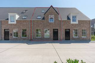 <p>Bent u opzoek naar een gloednieuwe woning waar u zonder zorgen kunt intrekken? Ontdek deze tot in de puntjes afgewerkte, energiezuinige woning, gelegen in een rustige en recent aangelegde woonwijk.</p>
<p><strong>Gelijkvloers<br /></strong>Bij binnenkomst wordt u verwelkomd in een verzorgde inkomhal met praktische ingemaakte kasten en een modern gastentoilet. De inkomhal leidt u naar de lichtrijke leefruimte, waar u geniet van aangenaam wooncomfort dankzij de mooie tegelvloer met vloerverwarming.</p>
<p>De open indeling zorgt voor een naadloze overgang naar de volledig uitgeruste keuken, voorzien van alle hedendaagse toestellen, waaronder een inductiekookplaat, combi-oven, koelkast en vaatwasser. De aangrenzende berging naast de keuken, met aansluiting voor wasmachine en droogkast, maakt het praktische geheel compleet.</p>
<p>Vanuit de leefruimte heeft u directe toegang tot het terras en de achtertuin. Er wordt nog een achterom gerealiseerd, zodat de tuin ook langs de achterzijde bereikbaar is. Daarnaast wordt er in de tuin nog een extra berging voorzien.</p>
<p><strong>Eerste verdieping<br /></strong>Via de trap bereikt u de eerste verdieping, waar zich drie volwaardige slaapkamers bevinden, allen afgewerkt met een laminaatvloer en comfortabele vloerverwarming. De modern ingerichte badkamer is uitgerust met een dubbele wastafel, een inloopdouche, een comfortabel ligbad, een tweede toilet en vloerverwarming. Een extra berging op deze verdieping biedt bijkomende opslagruimte.</p>
<p><strong>Zolder<br /></strong>Een vaste trap brengt u naar de verrassend ruime zolderverdieping. Deze ruimte is ideaal als extra berging, maar kan eventueel ook worden ingericht als extra kamer.</p>
<p>Deze woning is ontworpen met de toekomst in gedachten. Dankzij de warmtepomp en zonnepanelen behaalt de woning een uitzonderlijk laag E-peil, wat resulteert in een minimale energiefactuur. Bovendien draagt de regenwaterrecuperatie, aangesloten op de toiletten, wasmachine en buitenkraan, bij aan een duurzame levensstijl en een lagere waterrekening.</p>
<p>Rondom de woning is voldoende parkeergelegenheid voorzien. Gelegen in een recent aangelegde woonwijk combineert deze woning een centrale ligging met een rustige omgeving. Bovendien bevindt zich een speeltuintje in de buurt. Samen met alle voorzieningen binnen handbereik maakt dit van de woning een aangename plek om te wonen voor jong en oud.<br /><br />Wacht niet langer en plan vandaag nog uw bezoek. Dit is een unieke kans die u niet wilt missen!<br /><br />* Nieuwbouw - EPC Bouw nog niet beschikbaar, EPB-aangifte in opmaak.<br />Verwacht energiepeil/label A+.</p>