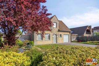 <p>Gelegen in een rustige en aangename woonwijk tussen Bredene en Oostende bevindt zich deze verzorgde villa op een perceel van 600 m². De woning combineert een vlotte bereikbaarheid met een aangename woonomgeving, ideaal voor wie comfortabel en rustig wil wonen. De tuin is een echte troef, met meerdere terrassen zodat u op elk moment van de dag van de zon kunt genieten, aangevuld met twee praktische bergplaatsen.</p>
<p>Binnenin valt meteen de lichtrijke woonkamer op, die een mooi zicht biedt op de tuin. Ook vanuit de volledig geïnstalleerde keuken geniet u van dit groene uitzicht. De inkomhal is voorzien van een gastentoilet en op het gelijkvloers vindt u verder nog een garage, een berging en een wasplaats. Op de verdieping beschikt de woning over drie volwaardige slaapkamers, een badkamer en een ruime centrale nachthal.</p>
<p>Deze woning werd doorheen de jaren uitstekend onderhouden en is reeds uitgerust met onder meer nieuwe PVC-ramen met hoogrendementsbeglazing en een condenserende gasketel, wat bijdraagt aan het hedendaags wooncomfort. Een ideale gezinswoning op een fijne locatie.</p>