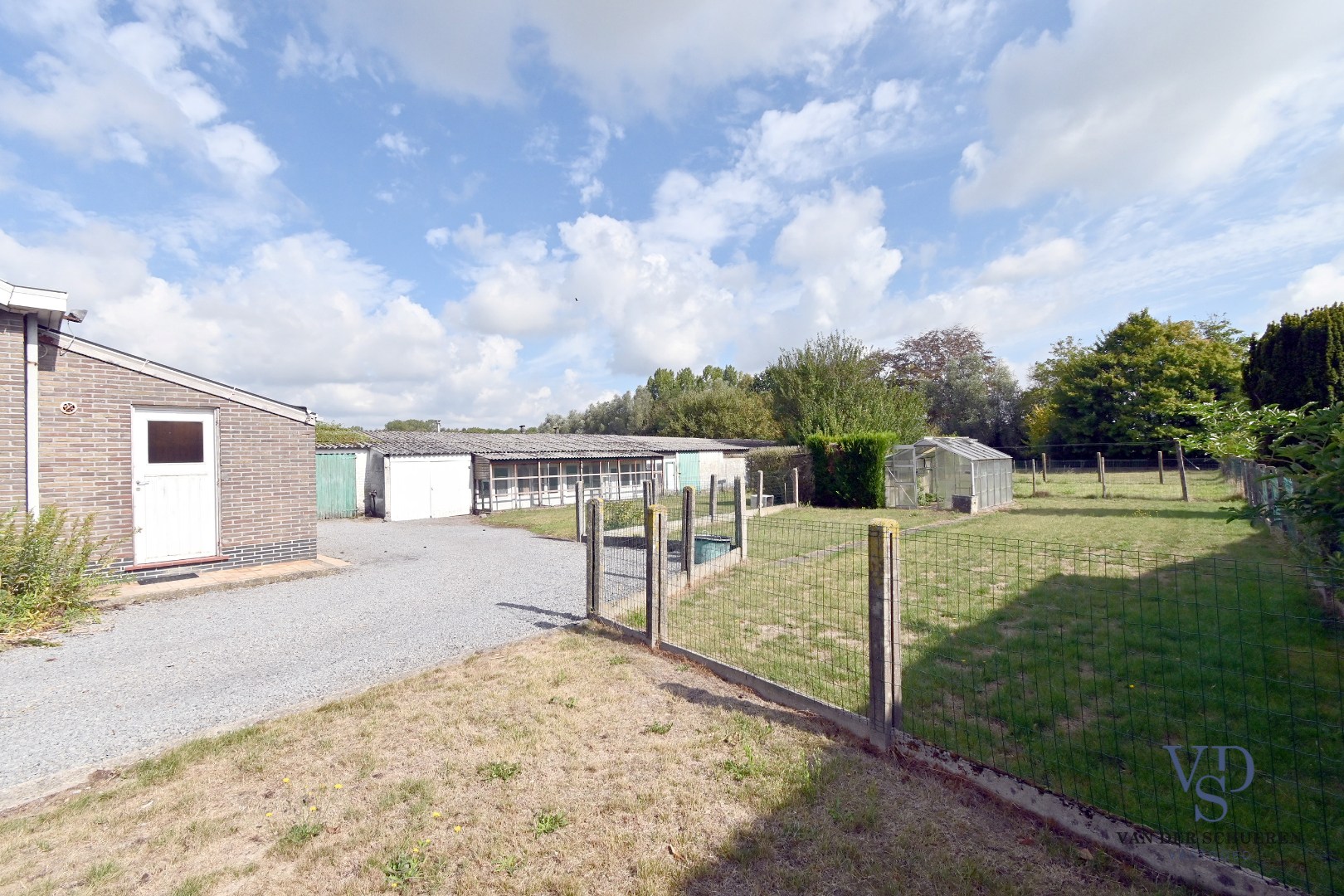 Te renoveren bungalow op een perceel van ca. 2.840 m² - foto 3