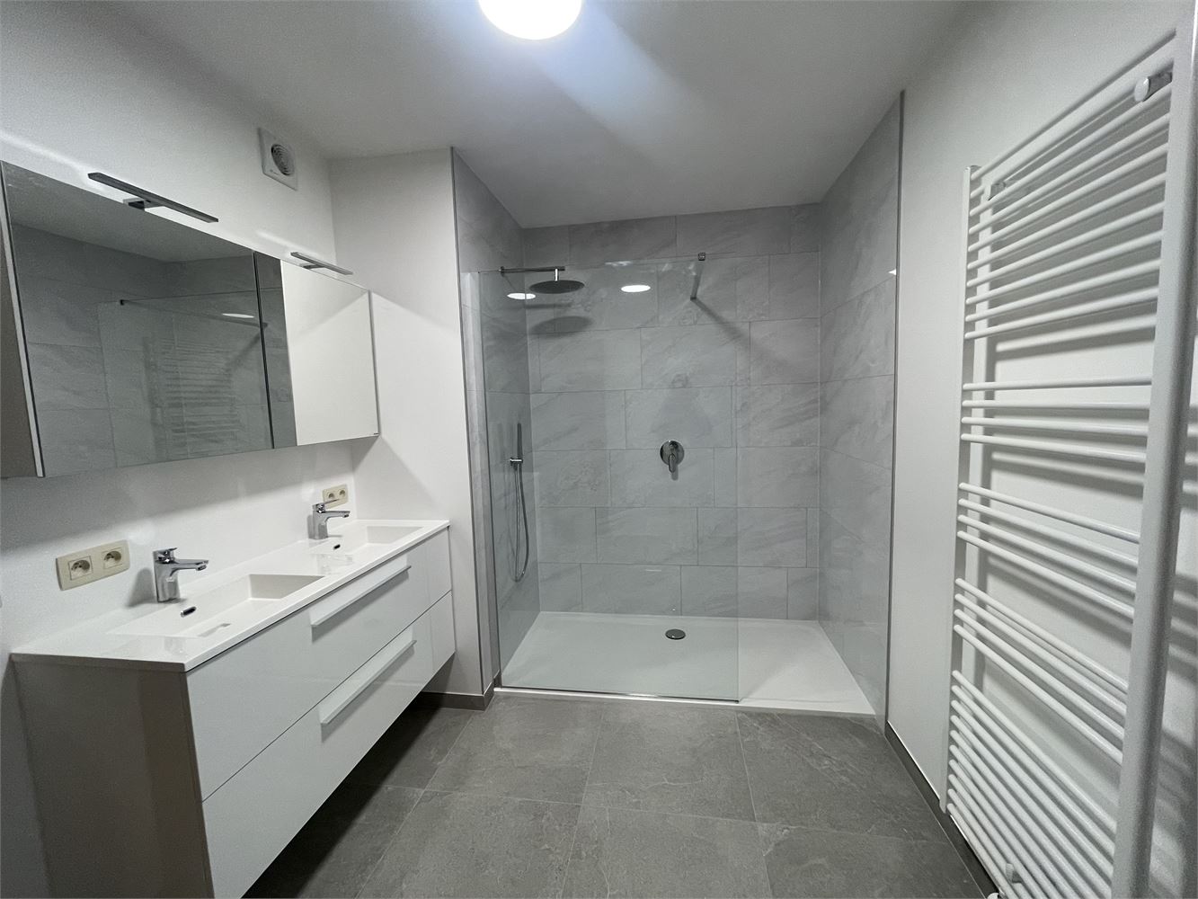 Sint-Andries,ruim zonnig vernieuwd energiezuinig appartement van 128 m2 , living van 47m2, 2 slaapkamers en open bureau - foto 4