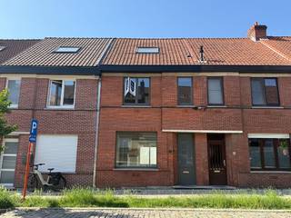 Deze gezellige woning is rustig gelegen in een aangename straat nabij het UZ Gent en geniet van een uitstekende bereikbaarheid. Winkels,...