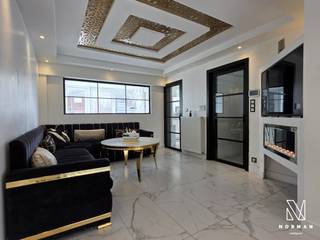 Instapklare bel-étage woning - EPC A - 4 slaapkamers - 2 keukens - 2 badkamers<br /><br />We komen deze stevige woning (betonstructuur) binnen via de uitnodigende hall. Op de eerste verdieping vinden we de lichtrijke, ruime leef- en zitkamer, een tot in de puntjes ingerichte keuken en een aanpalende zonnekamer met zicht op de tuin. <br /><br />De master bedroom is de eyecather van de tweede verdieping. Er is ook nog een prachtige dressing (of slaapkamer), een kleinere slaapkamer, 2 opbergruimtes en een luxebadkamer met douche en toilet. De grote zolderverdieping, bereikbaar via een vaste trap, is op vandaag ingericht als slaapkamer voor 3 kinderen. <br /><br />Op de gelijkvloerse verdieping vinden we nóg een luxueuze badkamer met lavabo, douche en toilet. Onder de trap is er handige opbergruimte voorzien voor bvb schoenen. De woning heeft een ruime inpandige garage (met elektrische poort) die op vandaag ingericht is als was- en opbergruimte en als extra keuken! Er is een rechtstreekse toegang tot de onderhoudsvriendelijke tuin. <br /><br />+ EPC A (20 zonnepanelen in de prijs inbegrepen)<br />+ 4 slaapkamers<br />+ volledig instapklaar<br />+ op wandelafstand van Kortrijk-centrum<br /><br />De geafficheerde prijs van 329.000 euro is een vanafprijs. Elk bod van 329.000 euro of hoger wordt voorgelegd aan de eigenaar die dit bod al dan niet kan aanvaarden.