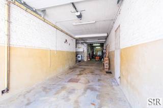 <p><strong>Wonen én werken op dezelfde locatie</strong><br />In het rustige Houtem, een deelgemeente van Vilvoorde en grenzend aan Eppegem, bevindt zich deze karakteristieke en grote woning die ideaal is voor zelfstandigen die graag inpandig een loods/atelier en magazijn willen, zonder in te boeten aan leefruimte en comfort. <br /><br /><strong>Indeling</strong><br />De gelijkvloerse verdieping bestaat uit een loods van 120m2 met een hoge elektrische inrijpoort, ideaal voor bestelwagens, een magazijn van 52m2, een toilet, twee bureauruimtes ingericht met een keukentje, een tof overdekt terras en diepe tuin. <br />Op de eerste verdieping begint het residentieel gedeelte met een zeer ruime leefruimte met open keuken, twee grote slaapkamers waarvan één met en-suite badkamer, een apart toilet en een aangelegd terras. Op de tweede verdieping vinden we nog 3 grote slaapkamers en een badkamer met douche, lavabo en toilet. <br /><br /><strong>Kortom</strong><br />Dankzij de indeling is deze woning geschikt voor werken en wonen op dezelfde plek met voldoende werkruimte beneden en een aangename woning boven. Het pand is zeer rustig gelegen en biedt enorm veel mogelijkheden. De woning is ook geschikt voor kangoeroe wonen en dankzij de mogelijkheid tot het afsluiten van de loods en de woning kan de woning of loods apart verhuurd worden. <br />Aarzel niet en maak snel jouw afspraak via een reactie op het zoekertje, een mailtje naar info@immosir.be of telefonisch op het nummer 0465 09 16 10. </p>