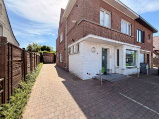 Wonen waar je werkt of werken waar je woont? Dit gerenoveerd duplex appartement is gelegen op de eerste en tweede verdieping boven het handelspand. U beschikt over een zuid-gerichte tuin, een knus terras en verschillende parkeermogelijkheden.De indeling van het appartement is als volgt: U betreedt het appartement via de algemene inkomhal. Verder heeft u een lichtrijke living met toegang tot het balkon en aansluitend een ruime eetkamer. De volledig ingerichte keuken is voorzien van alle nodige toestellen. Drie slaapkamers waarvan één op de eerste verdieping en twee op de tweede verdieping. De badkamer beschikt over een lavabo met kastruimte, ligbad met douchemogelijkheden en een toilet. De indeling van het handelspand is als volgt: Het kantoor is gelegen in een halfopen bebouwing en biedt parkeermogelijkheden vooraan en links van het gebouw. De ruimte omvat een gemeenschappelijke inkomhal, een ruime open kantoorruimte met diverse bureelmogelijkheden en twee afzonderlijke burelen, waarvan één voorzien is van een extra opslagruimte. Een apart toilet is ook voorzien.Een extra troef is de aangename en gezellige tuin, ideaal om samen met het team of klanten te ontspannen tijdens een pauze.Nog enkele troeven van dit pand: woon-werk verkeer niet nodig, centraal gelegen op een enorm zichtbare en toegankelijke locatie, helemaal instapklaar, in het centrum van Sint-Niklaas nabij invalswegen.Interesse? Mail vrijblijvend naar verkoop@bebuild.be en ga met ons ter plaatse.epc appartement: 378 kWh/m²epc handelspand: Perceelscore of P-score AGebouwenscore of G-score A
