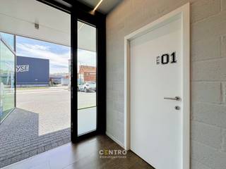 <u><strong>INDELING:</strong></u><br /><strong><em>Gelijkvloers:</em></strong><br />Gemeenschappelijk: 25-tal parkeerplaatsen - centrale inkomhal - ontvangstbalie - wachtruimte - sanitair.<br />Privaat: Praktijkruimte (19m²). <br /><br /><u><strong>AFWERKING: </strong></u><br />De kantoorruimten hebben vloerverwarming, zijn geschilderd, voorzien van LED-verlichting en voldoende stopcontacten.<br /><br /><u><strong>NUTSVOORZIENINGEN:</strong></u><br />Elektriciteit, stadswater, gas, ventilatiesysteem, internetaansluiting (Telenet).<br /><br /><u><strong>BESTEMMING:</strong></u><br />Audiologen, logopedisten, podologen, diëtisten, ergotherapeuten, logopedisten, etc. <br /><br /><strong><u>LIGGING:</u></strong><br />Langs de Diksmuidsesteenweg, een belangrijke invalsweg naar het centrum, en vlot bereikbaar vanaf de Ring.<br />De kantoren maken deel uit van een complex met o.a. Schiervelde Health Training (Kine Schiervelde), apotheek Schiervelde, een jobcoach en een diëtiste.<br /><br /><u><em><strong>Opmerkingen:</strong></em></u><br />- Forfait € 60/m voor internet, onroerende voorheffing en brandverzekering.<br />- Voorschot G+E: € 75/m met afrekening volgens werkelijk verbruik.<br />- Mogelijkheid om uw logo aan te brengen op de Totem.<br />- Onze ref. op <strong>www.centro.be</strong>: <strong>O0145-1</strong> of contacteer ons op <strong>050 70 01 02</strong>.<br /> 
