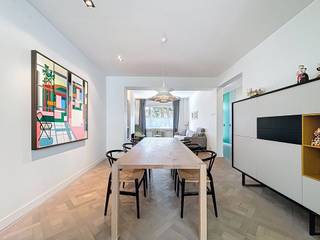 Ligging<br />Deze charmante woning is gelegen in de Diksmuidestraat in Gent, op een toplocatie vlak bij het Miljoenenkwartier en het station Gent-Sint-Pieters. Dankzij de rustige buurt, de goede ontsluiting en de nabijheid van het stadspark is het hier aangenaam wonen én makkelijk pendelen. Het historisch centrum van Gent is vlot bereikbaar met de fiets, terwijl u tegelijk geniet van de rust van een residentiële wijk.<br /><br />Indeling<br />De woning biedt ruimte en karakter met vier volwaardige slaapkamers en een vijfde, kleinere kamer die perfect dienstdoet als bureau of dressing. De leefruimte is ruim en licht, met authentieke elementen die zorgen voor extra charme. Aansluitend bevindt zich een mooie tuin, ideaal om tot rust te komen of gezellig te genieten van de buitenlucht.<br /><br />Troeven<br /><br />Geweldige ligging nabij station en stadspark<br />4 ruime slaapkamers + extra bureaukamer<br /><br />Mooie stadstuin<br />Authentieke elementen en ruime leefruimte<br />Rustige, goed ontsloten buurt<br /><br />Termijn: 18 maanden met zicht op verlenging<br />Beschikbaarheid: 1/01/2027<br /><br />Een ideale gezinswoning of ruime thuisbasis vlak bij het centrum van Gent. Ontdek ze snel!