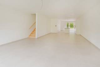 <p>Welkom bij project Watertorenstraat, een duurzaam nieuwbouwproject in het rustige Muizen, een deelgemeente van Mechelen. Dit project bestaat uit 23 hedendaagse woningen die comfort, energie-efficiëntie en een gezinsvriendelijke omgeving combineren, op slechts 3 kilometer van het levendige stadscentrum van Mechelen.</p>
<p>Elke woning is gebouwd met oog voor kwaliteit en duurzaamheid. Vloerverwarming, een warmtepomp en zonnepanelen zorgen voor een energiezuinige en toekomstgerichte woonoplossing.</p>
<p>De woningen zijn ontworpen met het oog op het moderne gezinsleven: ruime en lichtrijke leefruimtes, volledig uitgeruste keukens en privétuinen met een praktische achteruitgang. Elke woning beschikt over drie slaapkamers en een ruime badkamer. Afhankelijk van het woningtype beschikken sommige woningen aanvullend over een dressing en/of een oprit.</p>
<p>De locatie biedt het beste van twee werelden: een rustige woonomgeving met winkels en voorzieningen vlakbij, én een vlotte bereikbaarheid naar het centrum van Mechelen.</p>
<p>De ruwbouwwerken zijn reeds voltooid. Als koper heb je nog de mogelijkheid om de afwerking van je woning te kiezen volgens het voorziene lastenboek. Zo geef je jouw nieuwe thuis een persoonlijke toets.</p>
<p>Neem contact met ons op voor meer informatie of maak een afspraak met onze nieuwbouwspecialist via onze website. Wij begeleiden je graag in elke stap van jouw woontraject.</p>